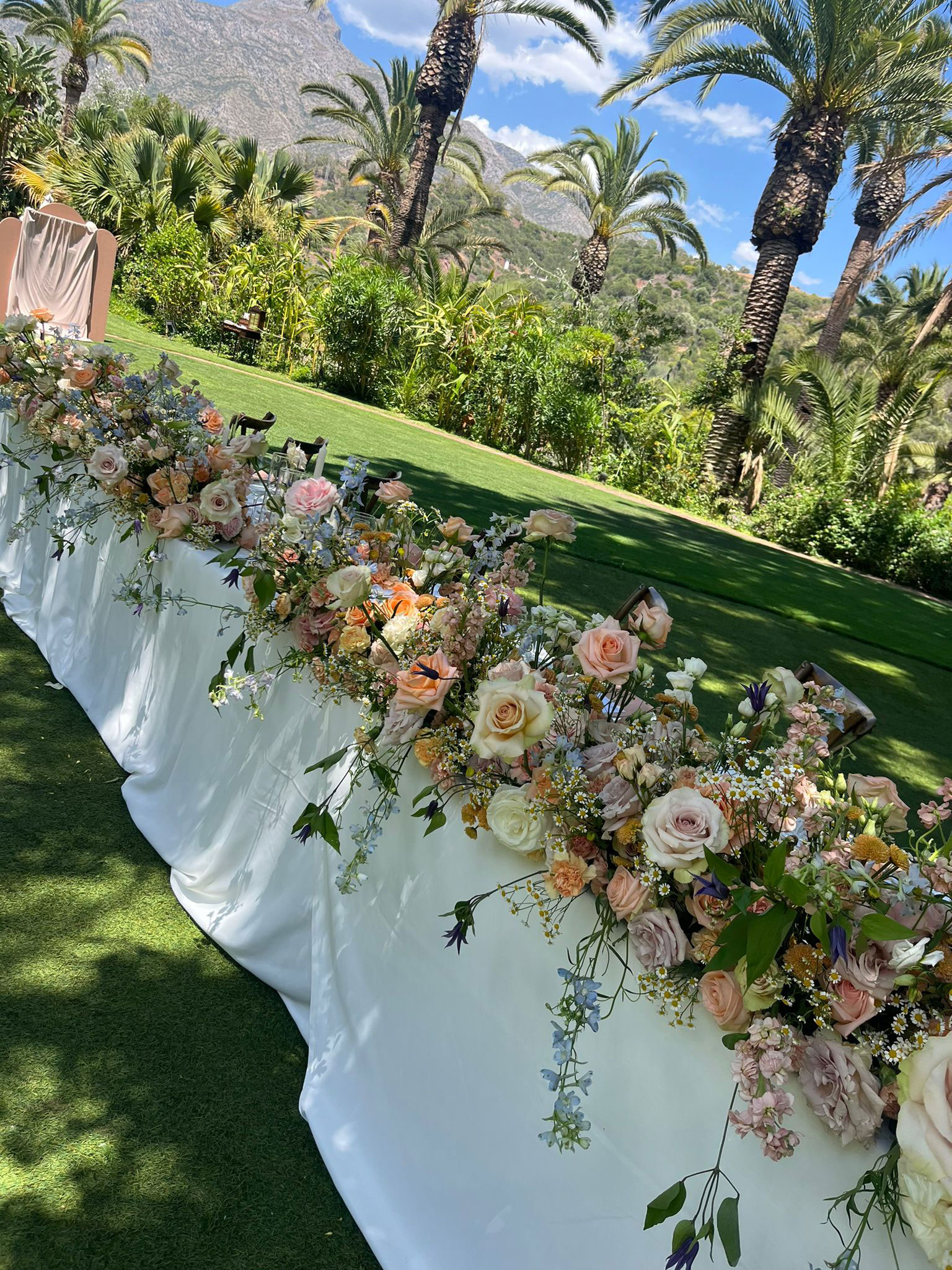 Arranjo de flores natureza com camomila, delfinios, rosa spray, cravos, goivos, boca de leao.