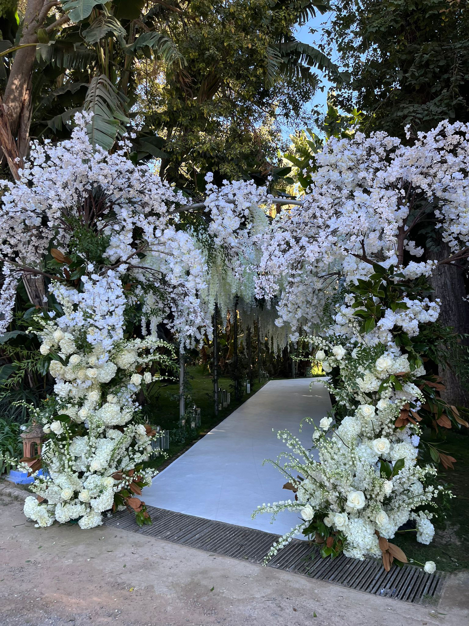 Flores permanentes junto com as flores naturais