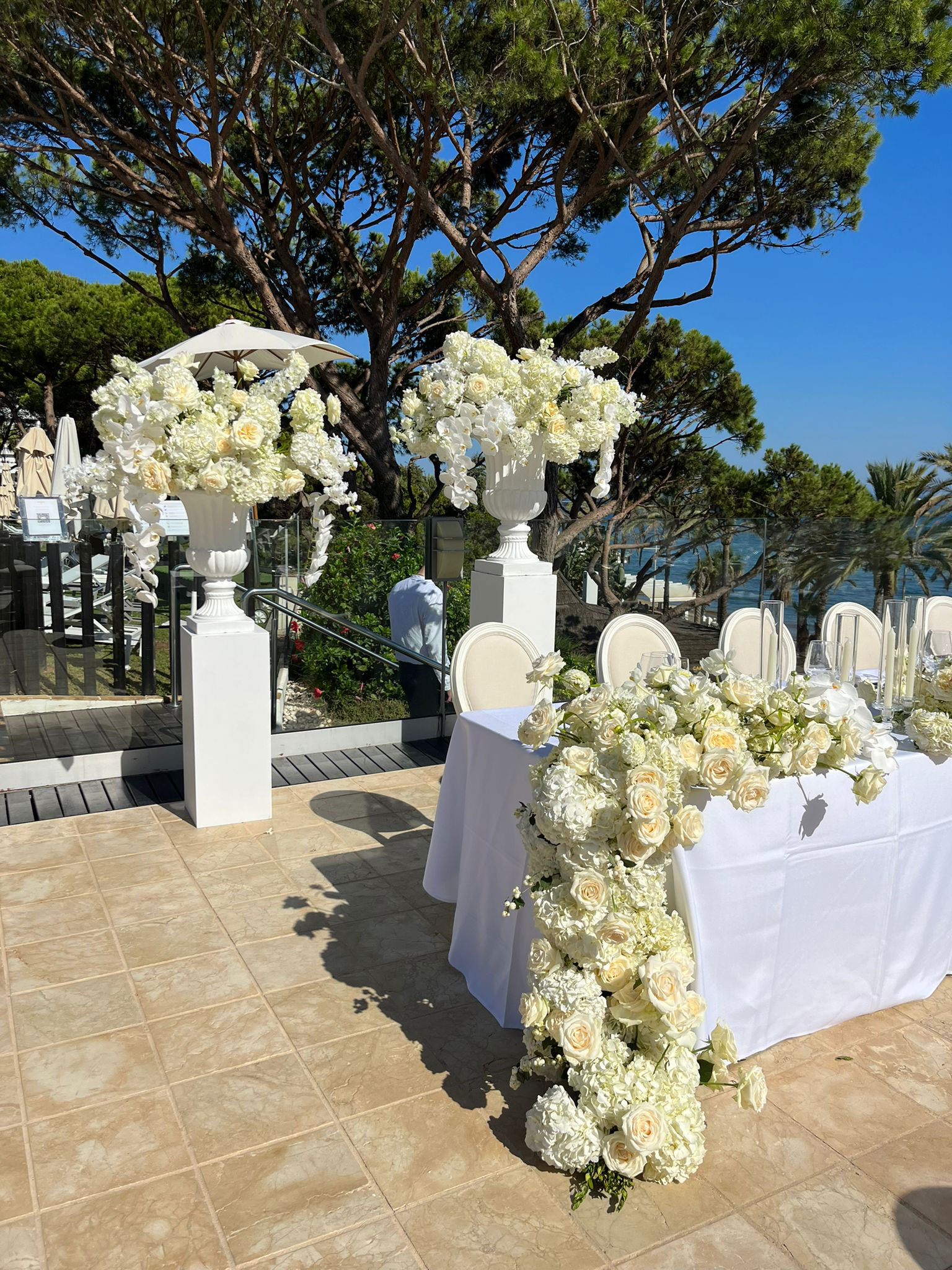 Arranjo grande redondo com orquideas, rosas, hortênsias,delfinos e decorar.
