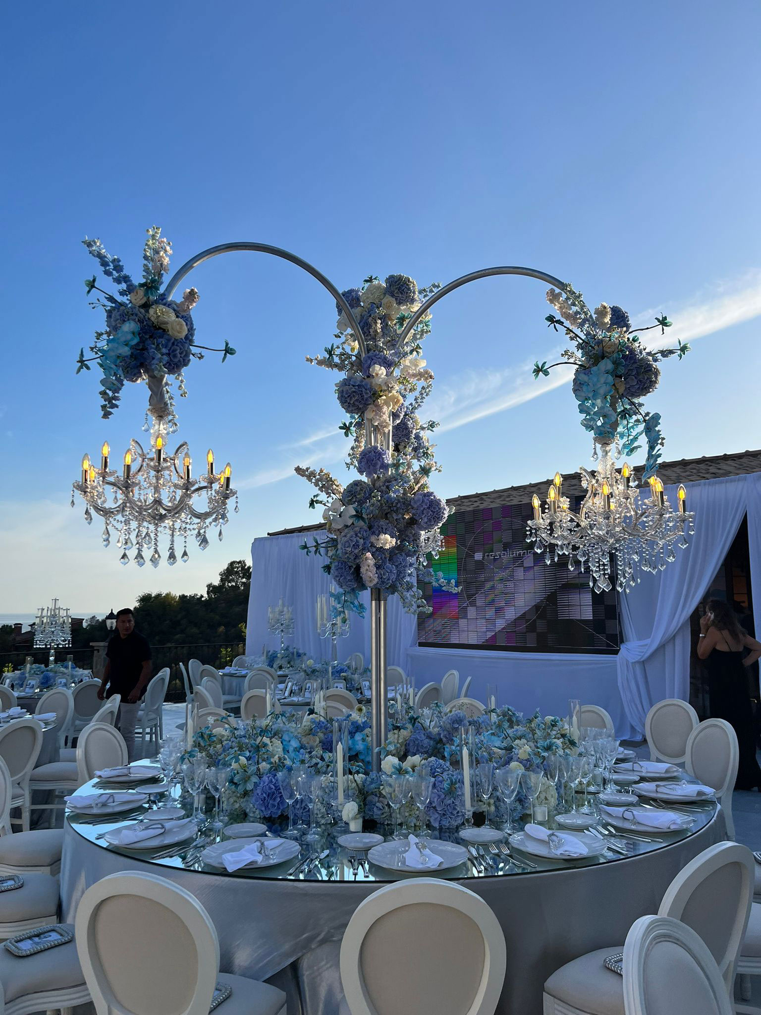 Mesa dos noivos com arranjo aéreo, mesa de espelho que reflete o arranjo e fica muito lindo.